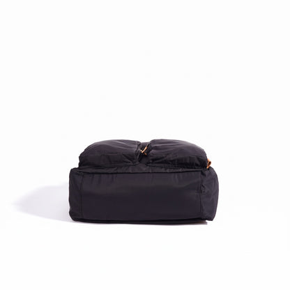 Minimalistischer geräumiger Nylon-Rucksack mit Reißverschluss