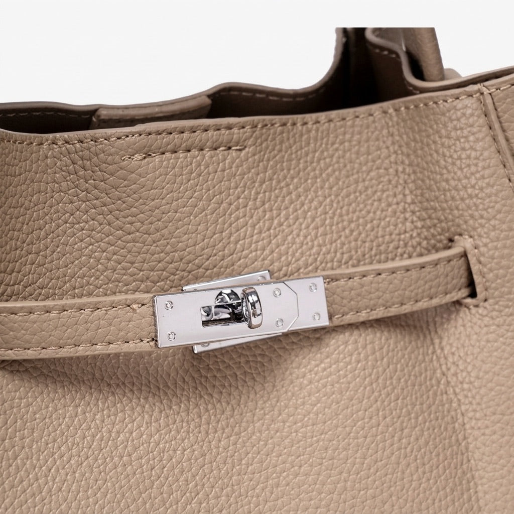 Sac seau en cuir écologique végan à texture grainée douce avec breloque chiot duveteux