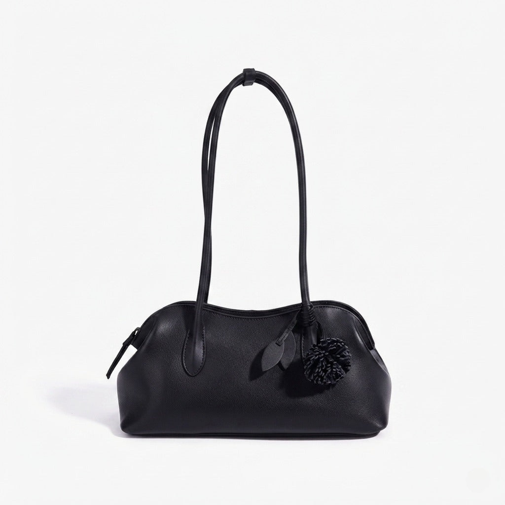Borsa pochette minimalista curva in vera pelle morbida con ciondolo giocoso