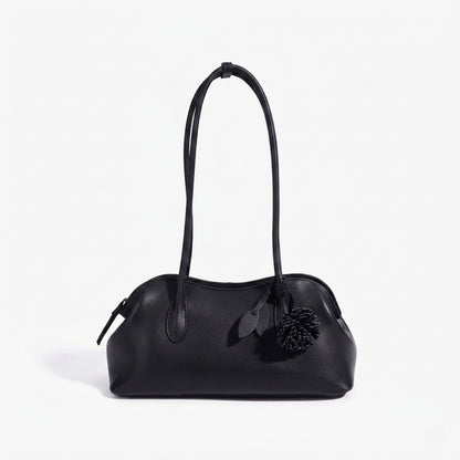 Borsa pochette minimalista curva in vera pelle morbida con ciondolo giocoso