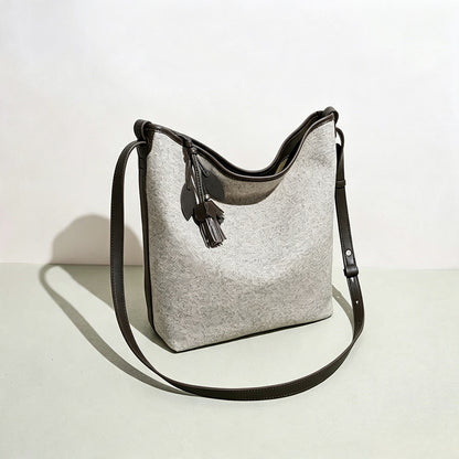Borsa pochette a secchiello morbida in tela con ciondolo a nappa