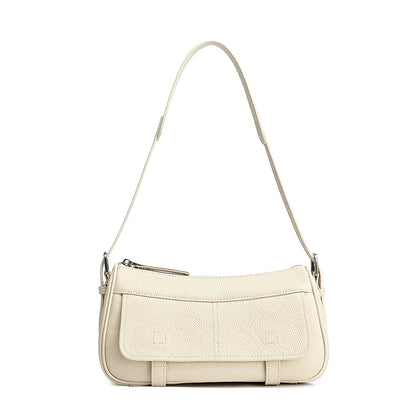 Borsa pochette baguette a patta in vera pelle martellata, dai toni delicati