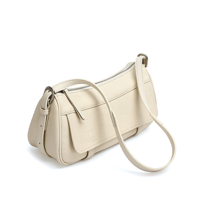 Borsa pochette baguette a patta in vera pelle martellata, dai toni delicati