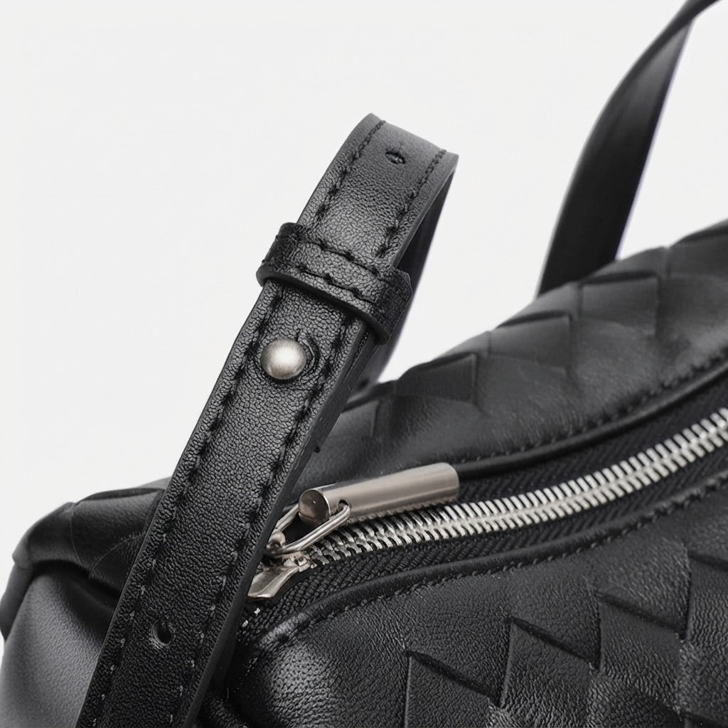 Minimalistische Baguette-Clutch aus gewebtem echtem Schafsleder  