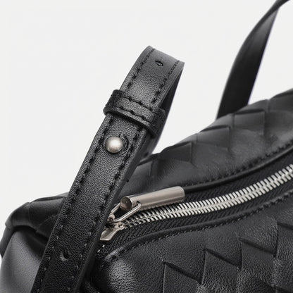 Minimalistische Baguette-Clutch aus gewebtem echtem Schafsleder  