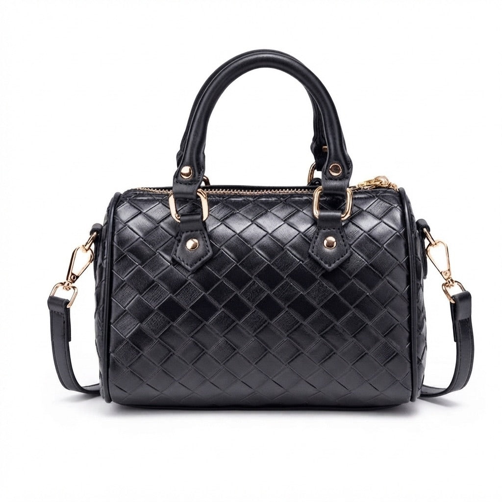 Borsa pochette Boston raffinata intrecciata in ecopelle vegana, con giocoso charm a orsacchiotto