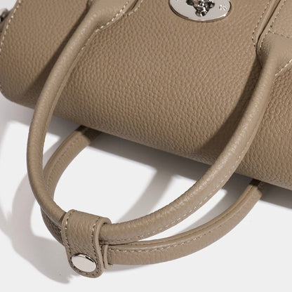 Borsa classica ed elegante a tracolla e spalla in vera pelle con patta