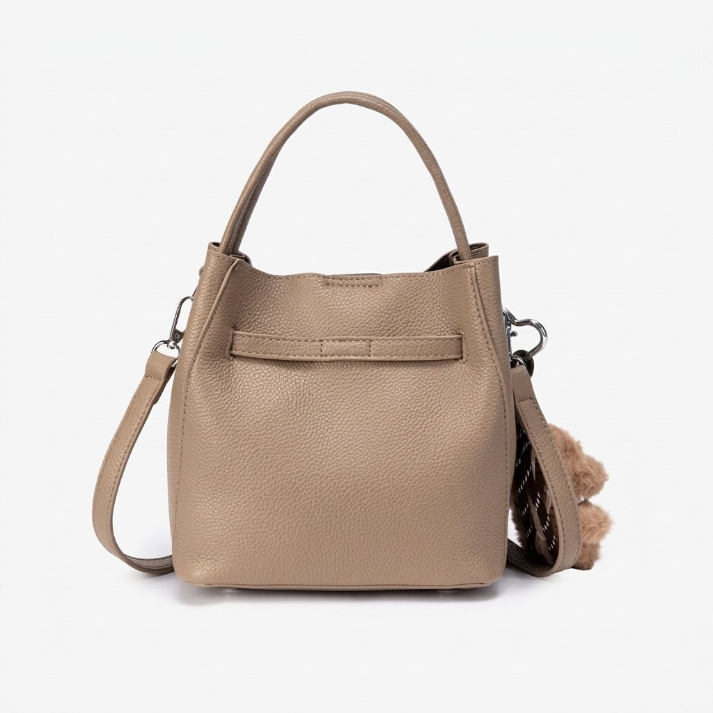Sac seau en cuir écologique végan à texture grainée douce avec breloque chiot duveteux