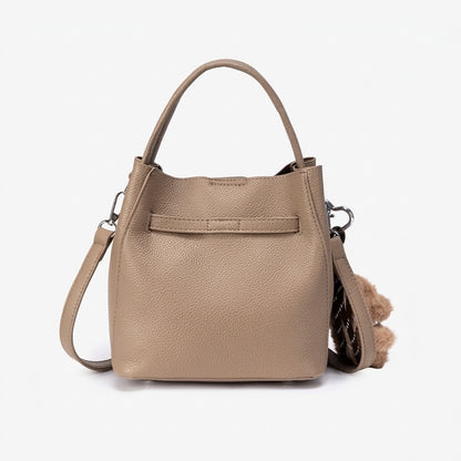 Sac seau en cuir écologique végan à texture grainée douce avec breloque chiot duveteux