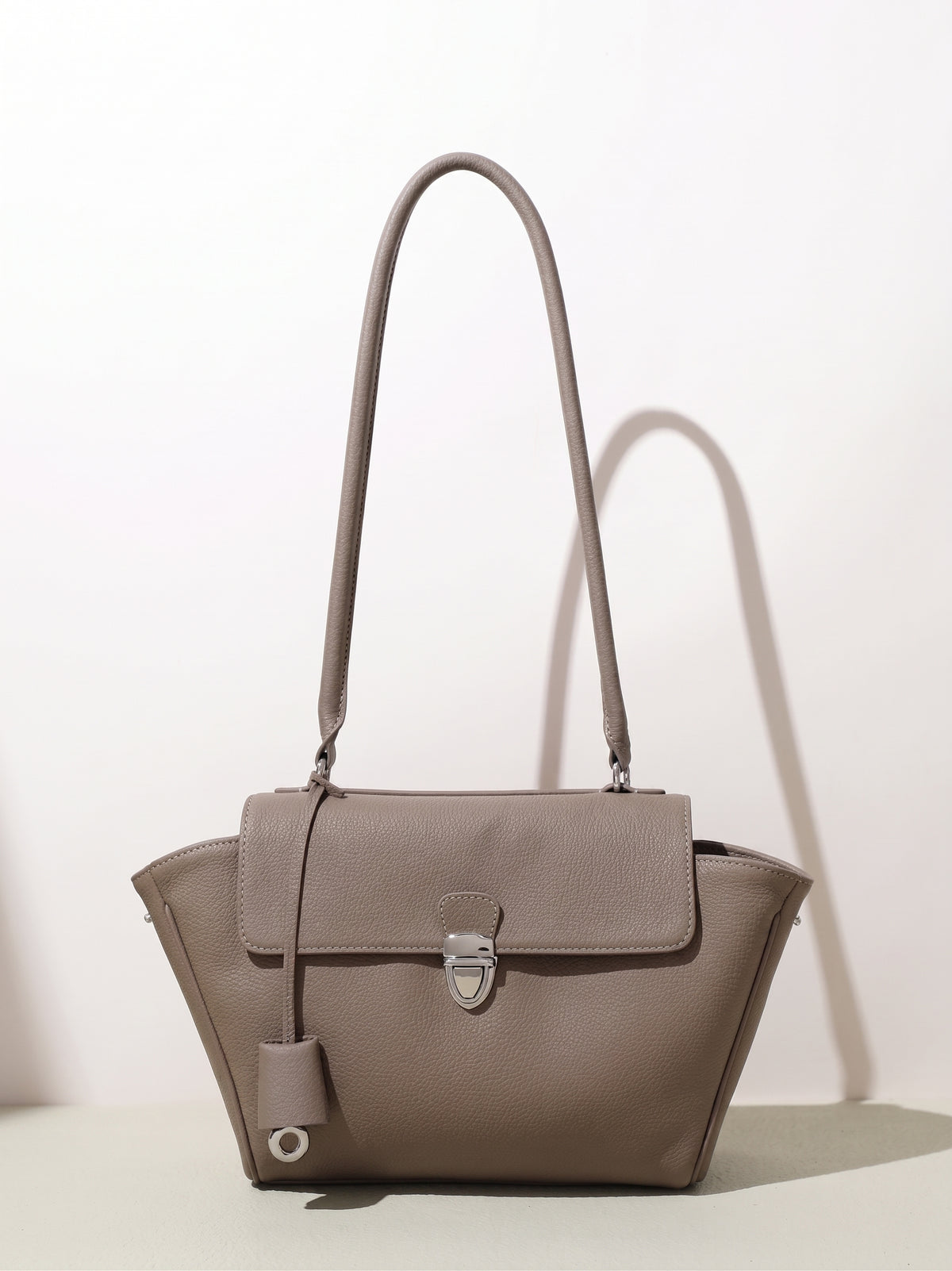 Geantă clutch tote cu clapetă și laterale evazate, din piele naturală granulată, în stil Quiet Luxe