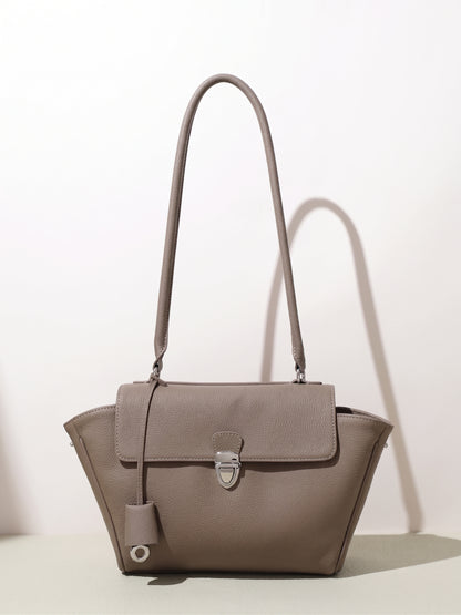 Geantă clutch tote cu clapetă și laterale evazate, din piele naturală granulată, în stil Quiet Luxe