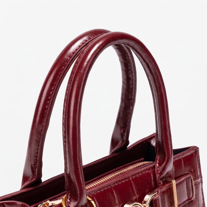 Borsa pochette raffinata in ecopelle vegana lucida con stampa effetto coccodrillo, con charm chic
