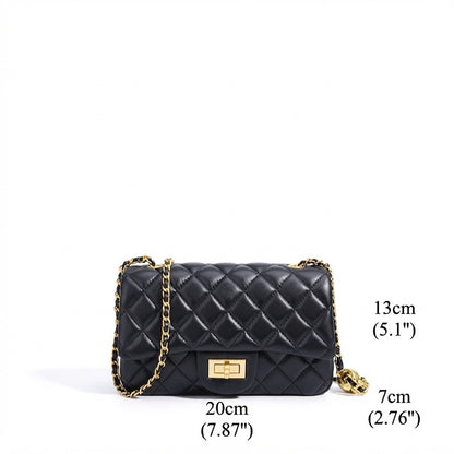 Borsa pochette raffinata con patta trapuntata in vera pelle di montone