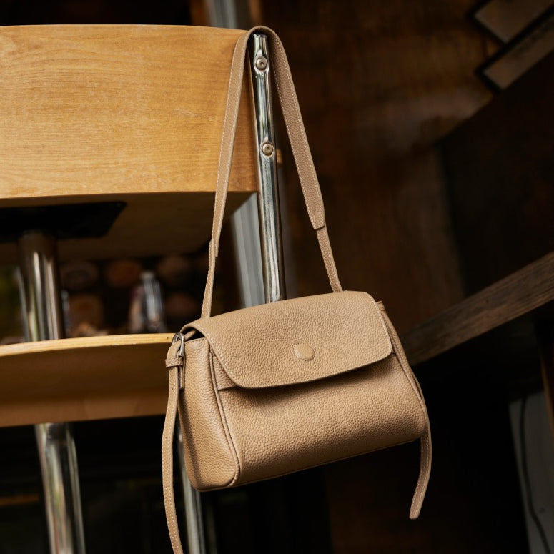 Sac bandoulière à rabat en cuir véritable grain litchi avec bandoulière réglable