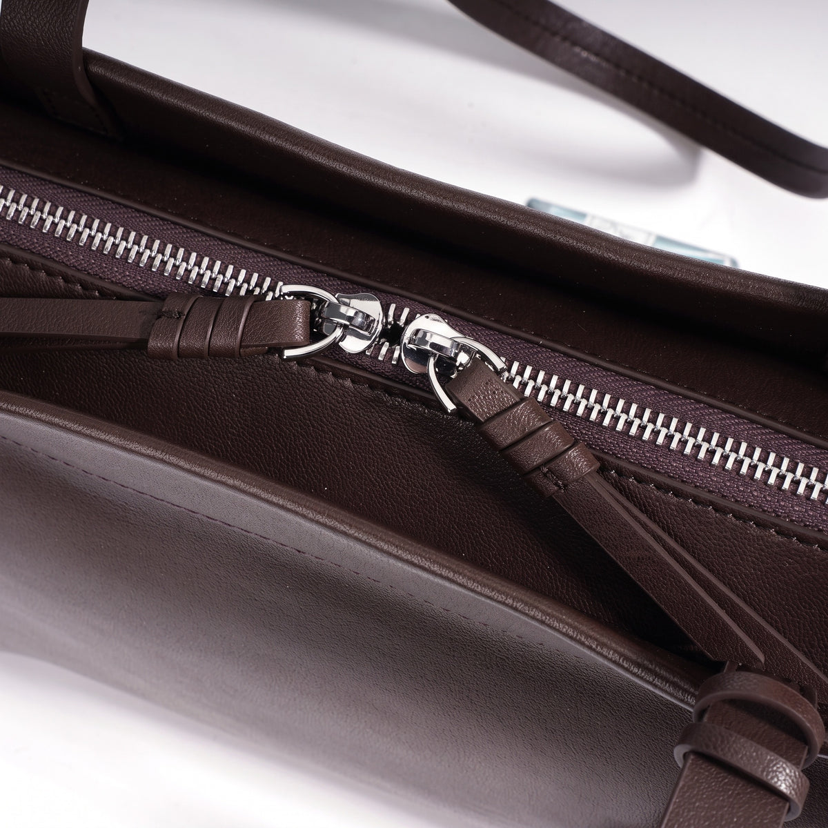 Zeitlose Clutch aus geschmeidigem Echtleder