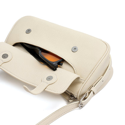 Borsa pochette baguette a patta in vera pelle martellata, dai toni delicati
