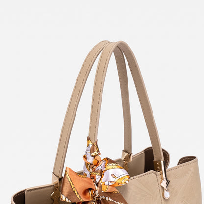 Sac pochette intemporel en cuir écologique végan avec breloque foulard en soie