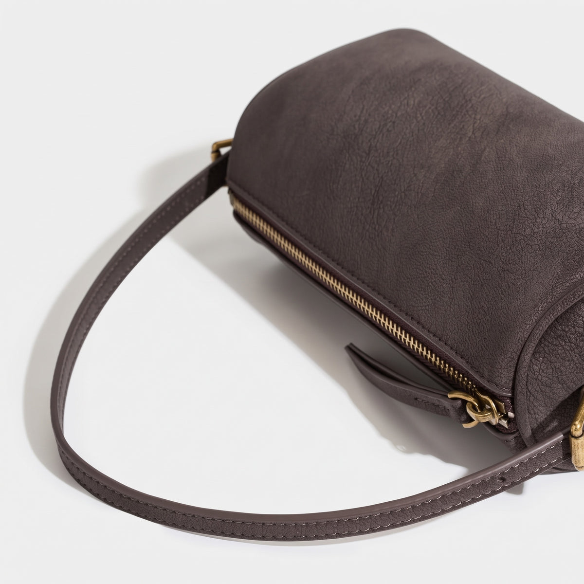 Geantă clutch rustică, mată, cilindrică, din piele autentică cu aspect uzat, purtată crossbody