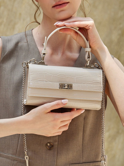 Bolso clutch sobre vintage de cuero genuino con acabado brillante tipo cocodrilo