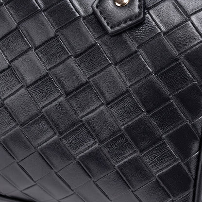 Borsa pochette Boston raffinata intrecciata in ecopelle vegana, con giocoso charm a orsacchiotto