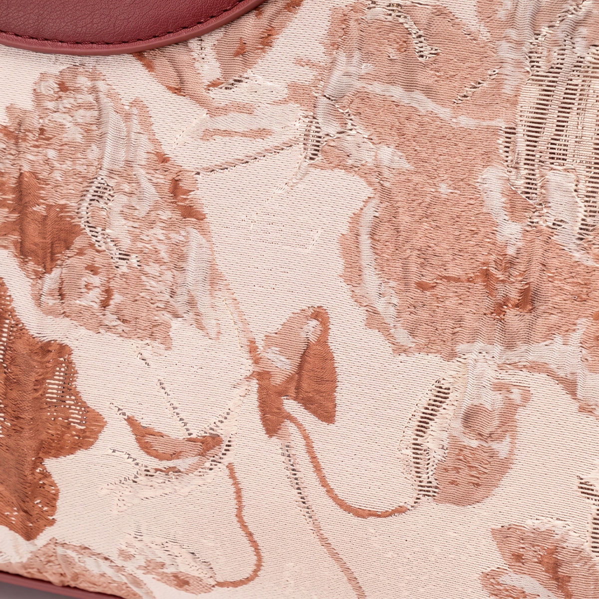 Borsa pochette elegante con fiori, ecopelle vegana e charm rotondo in metallo