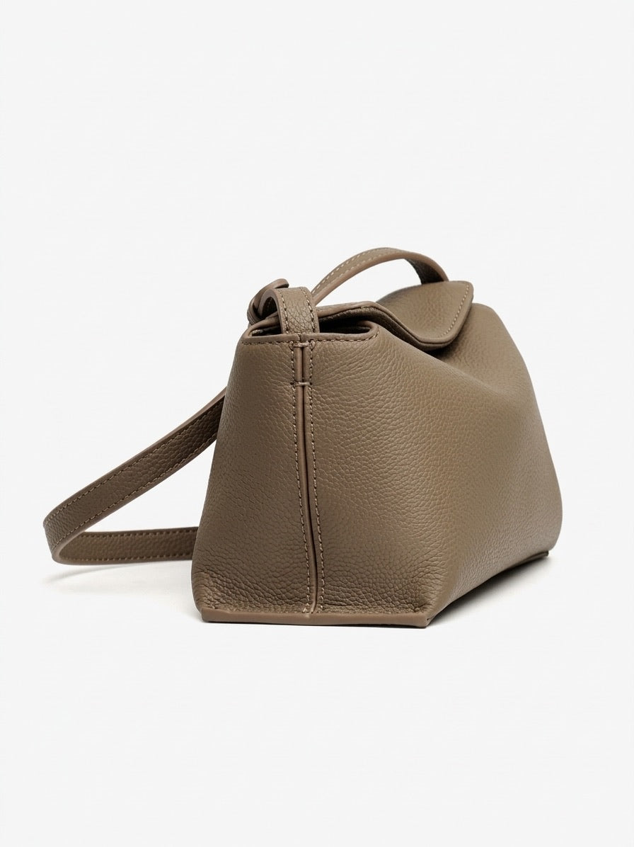 Borsa a tracolla di nicchia artigianale in vera pelle con chiusura magnetica nascosta
