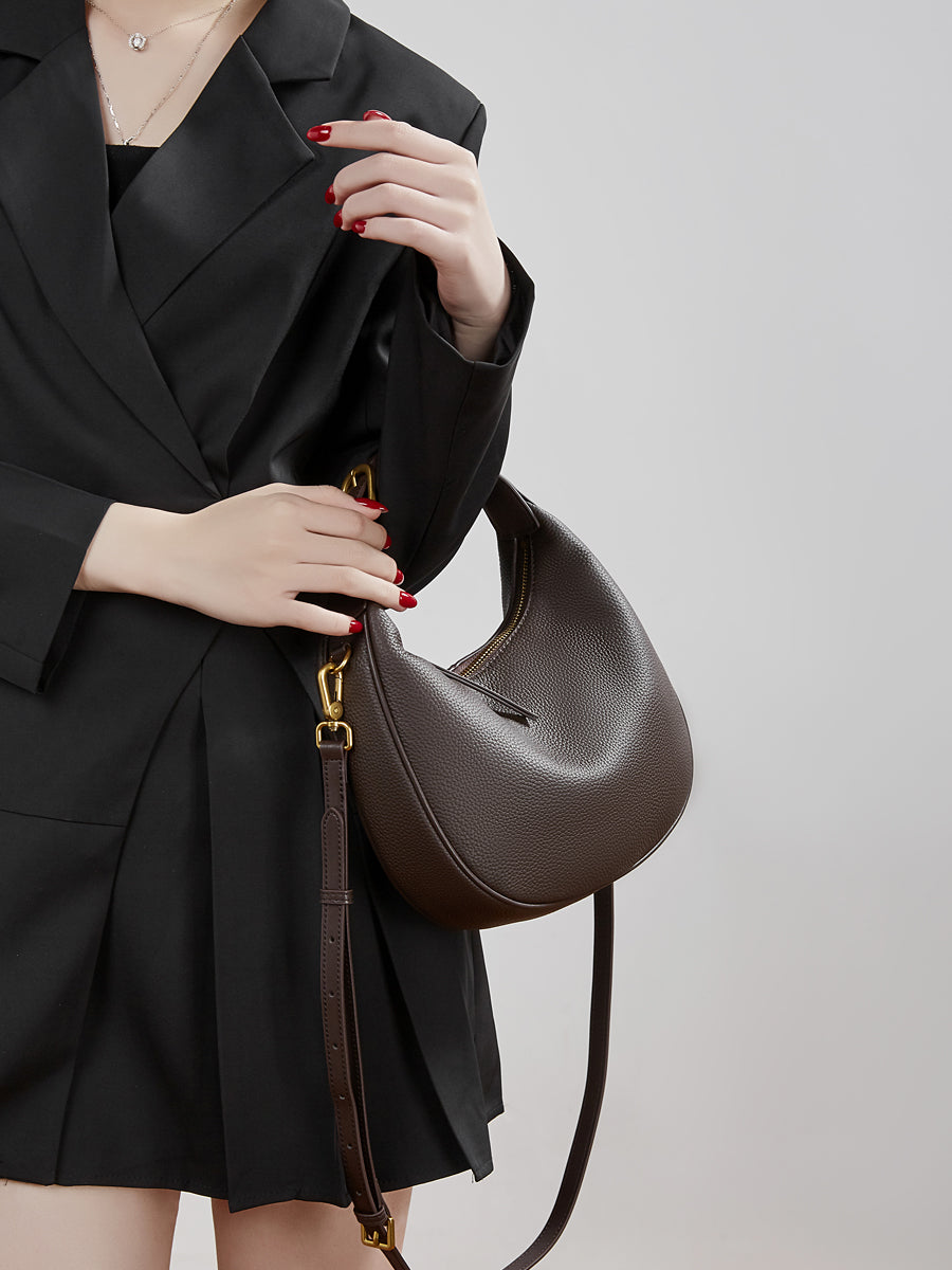 Borsa minimalista a spalla e tracolla a mezzaluna in vera pelle martellata