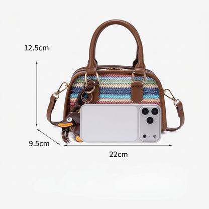 Borsa clutch Boston vivace a righe arcobaleno in ecopelle vegana con simpatico charm a forma di bassotto