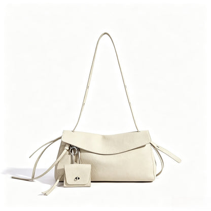 Skulpturale, lässig fallende Klapp-Clutch aus echtem Leder mit Mini-Münztäschchen