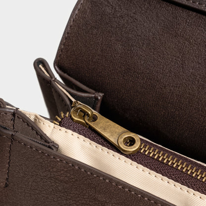 Borsa trapezoidale scolpita effetto vissuto in vera pelle opaca di vacchetta