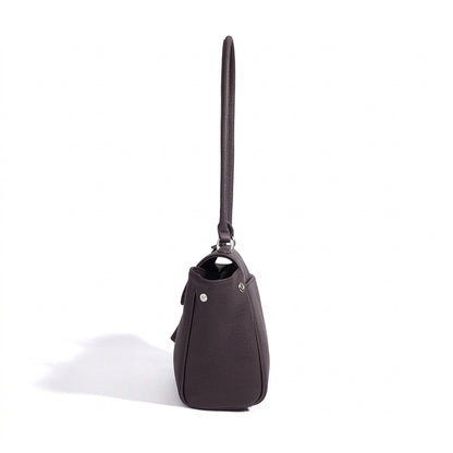Geantă clutch tote cu clapetă și laterale evazate, din piele naturală granulată, în stil Quiet Luxe