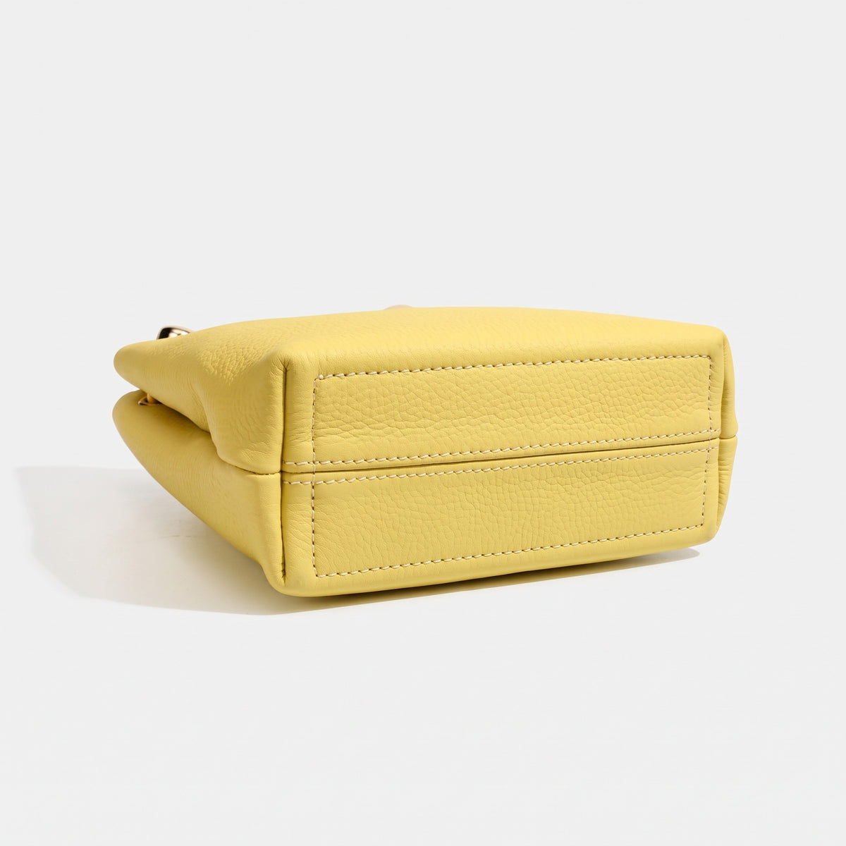 Borsa a spalla e pochette per telefono in vera pelle martellata, dallo stile quiet luxury