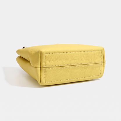 Borsa a spalla e pochette per telefono in vera pelle martellata, dallo stile quiet luxury