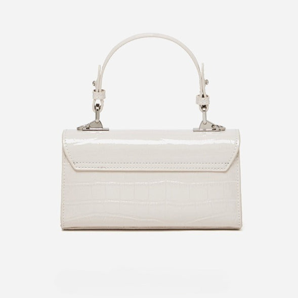 Bolso clutch sobre vintage de cuero genuino con acabado brillante tipo cocodrilo