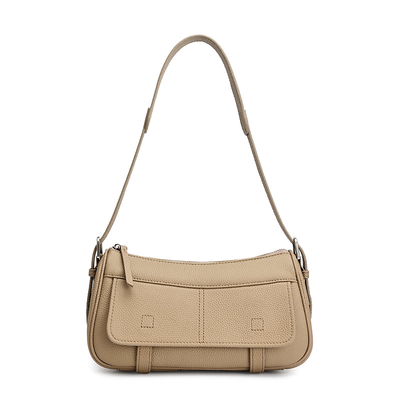 Borsa pochette baguette a patta in vera pelle martellata, dai toni delicati