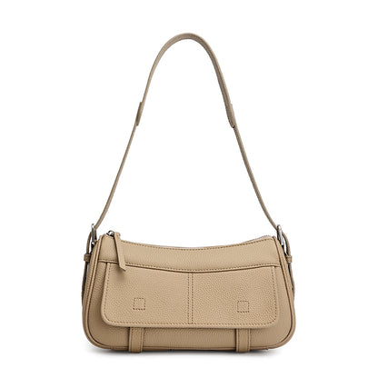 Borsa pochette baguette a patta in vera pelle martellata, dai toni delicati