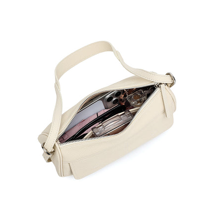 Borsa pochette baguette a patta in vera pelle martellata, dai toni delicati