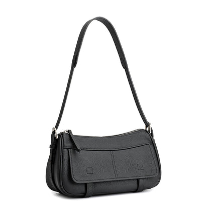 Borsa pochette baguette a patta in vera pelle martellata, dai toni delicati