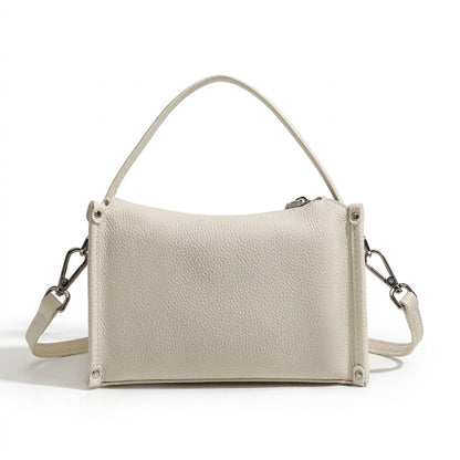 Pochette minimalista a tracolla in vera pelle martellata dalle linee essenziali