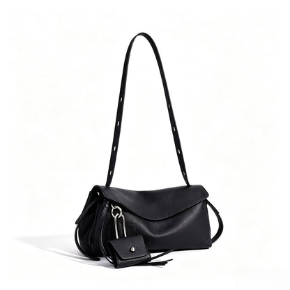 Skulpturale, lässig fallende Klapp-Clutch aus echtem Leder mit Mini-Münztäschchen
