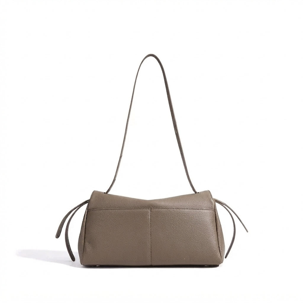 Skulpturale, lässig fallende Klapp-Clutch aus echtem Leder mit Mini-Münztäschchen