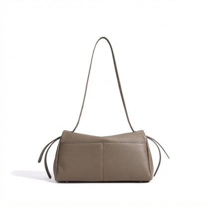 Skulpturale, lässig fallende Klapp-Clutch aus echtem Leder mit Mini-Münztäschchen