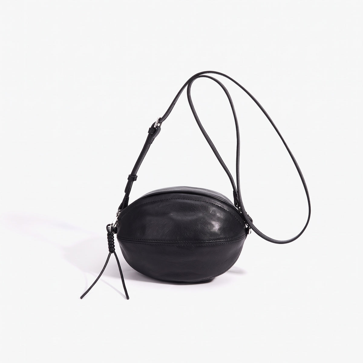 Moderne, geschmeidige ovale Rugby-Clutch aus echtem Lammleder