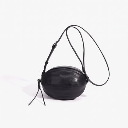 Moderne, geschmeidige ovale Rugby-Clutch aus echtem Lammleder