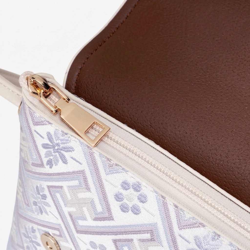Mini sac bandoulière raffiné en cuir écologique végan avec jolie breloque