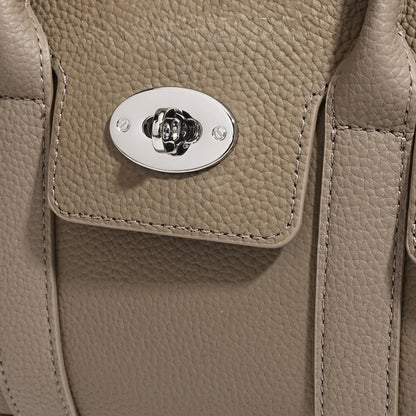 Borsa classica ed elegante a tracolla e spalla in vera pelle con patta