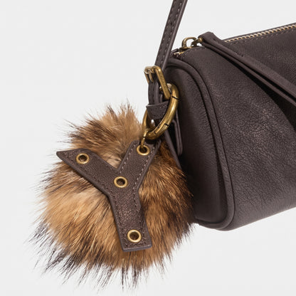 Geantă clutch rustică, mată, cilindrică, din piele autentică cu aspect uzat, purtată crossbody