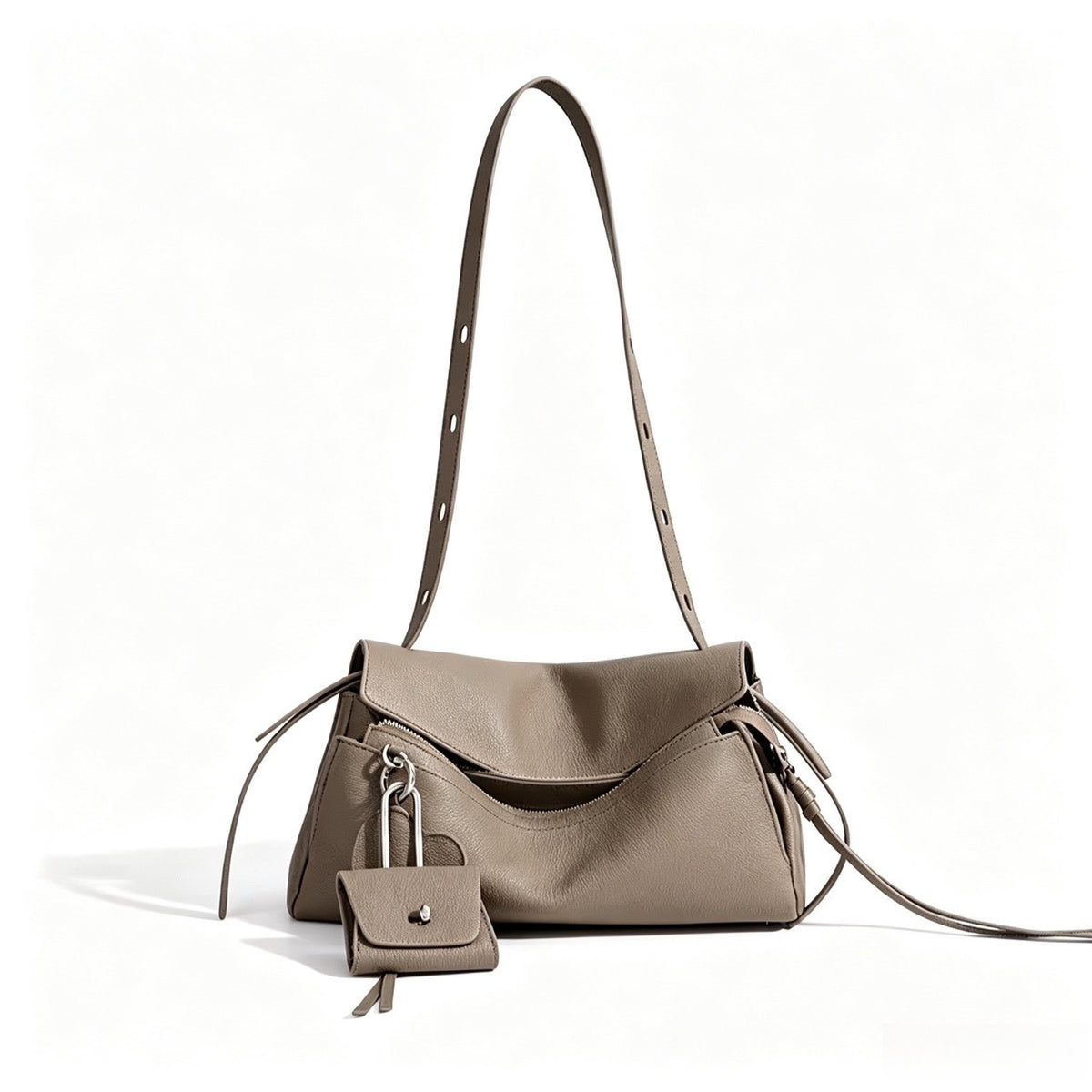 Skulpturale, lässig fallende Klapp-Clutch aus echtem Leder mit Mini-Münztäschchen