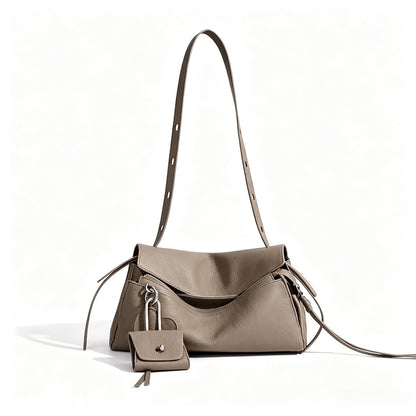 Skulpturale, lässig fallende Klapp-Clutch aus echtem Leder mit Mini-Münztäschchen