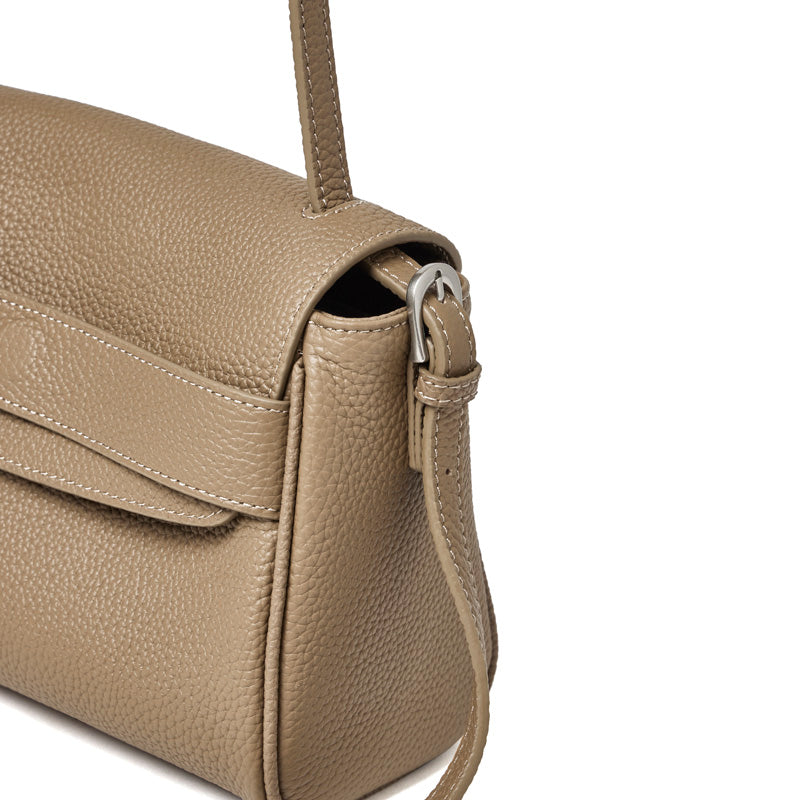 Borsa a tracolla con patta in vera pelle effetto litchi e tracolla regolabile